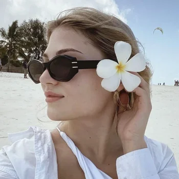 RBRARE Yeni Düzensiz Güneş Gözlüğü Kadın Küçük Çerçeve Güneş Gözlüğü Moda Kişilik Tatil Plaj Gözlük Lentes De Sol Mujer